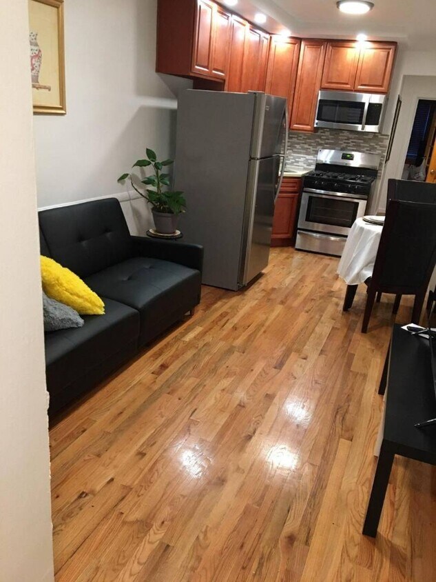 Foto principal - 1337 E 84th St