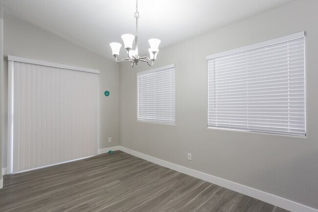 Foto del edificio - 6716 Snake River Ave