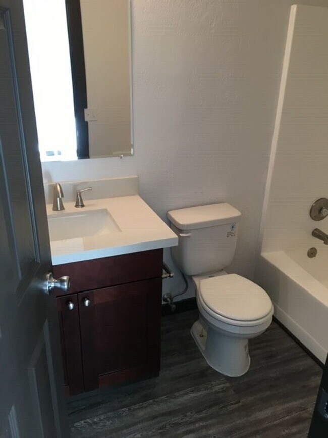 Building Photo - Larry Duplex