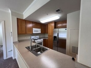 Building Photo - 5201 Laguna Oaks Dr