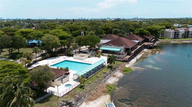 Foto del edificio - 110 Lake Emerald Dr