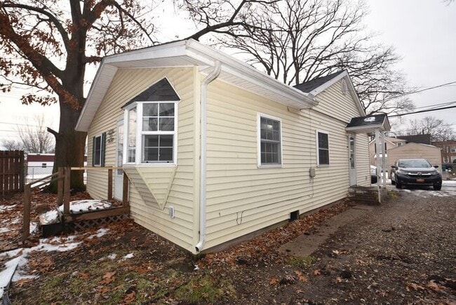 Building Photo - MIshawaka near Universities and shopping