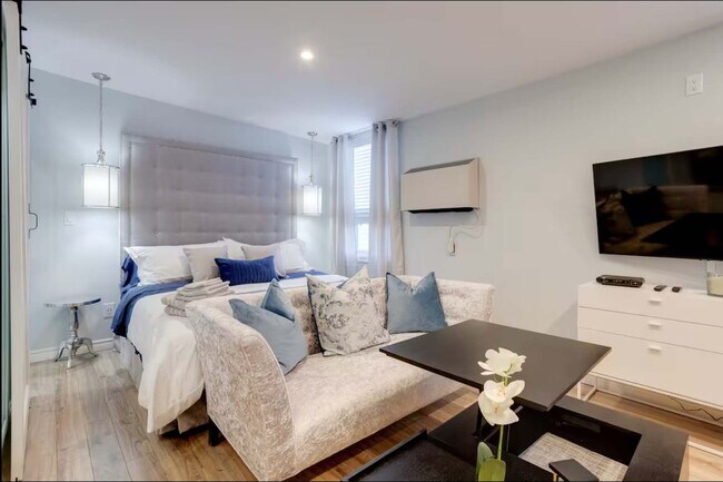 Building Photo - 1364 Queen St E