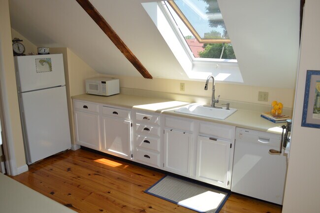 Building Photo - 225 York St