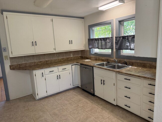 Foto del edificio - Prime Location 5 Bed, 2 Bath House