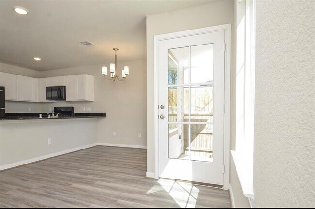 Building Photo - 420 2nd St