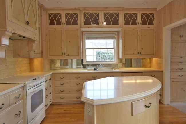 Building Photo - Charming and Spacious 3 Bed 2.5 Bath Home in Prestigious Rose Garden