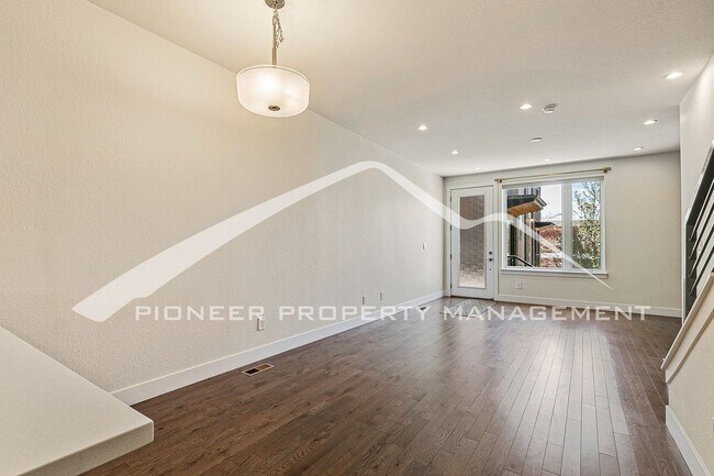 Building Photo - Stunning Townhome with Central AC and Wash...