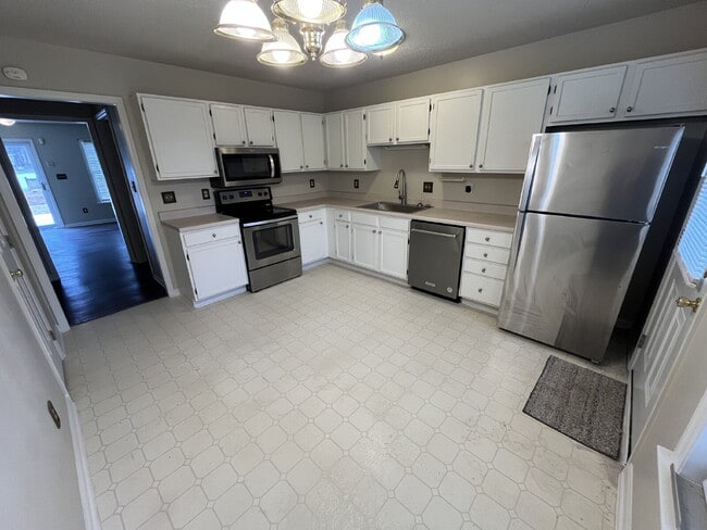 Building Photo - "Charming 2-Bed, 2-Bath Retreat in High Point's Peaceful Ambassador Court!"