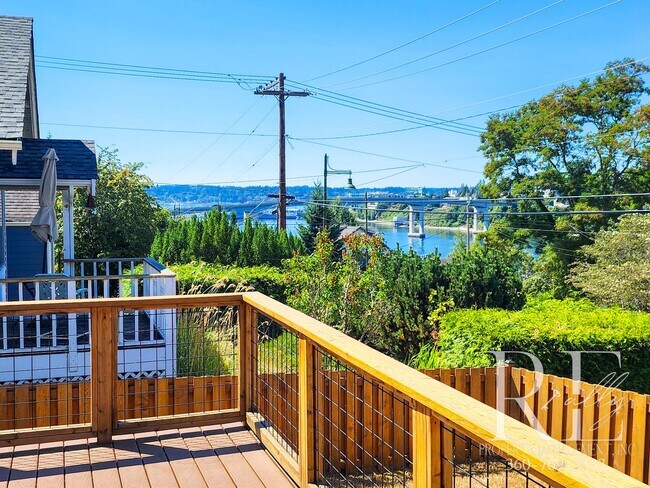Foto del edificio - Classic Charmer with Water Views in the He...