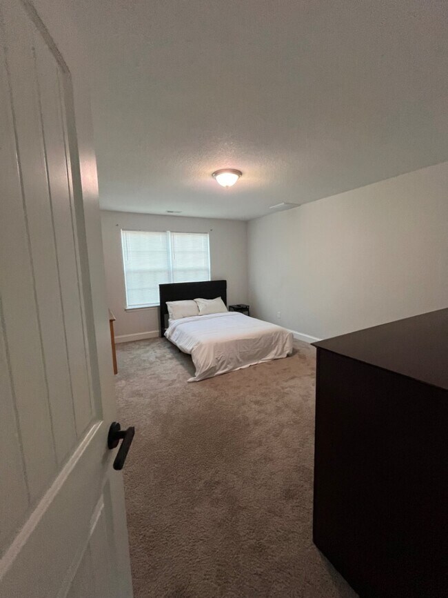 Foto del edificio - 633 Vaughan Ave