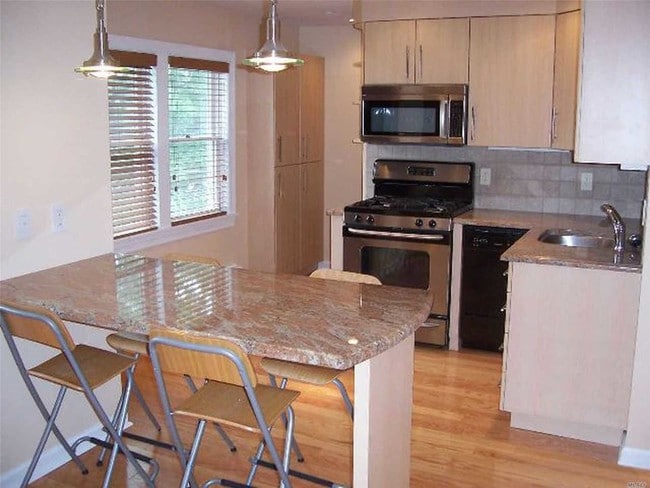 Building Photo - 10 Flower Hill Pl