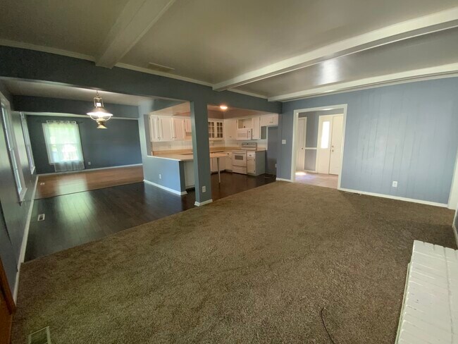 Building Photo - 113 Country Club Ct