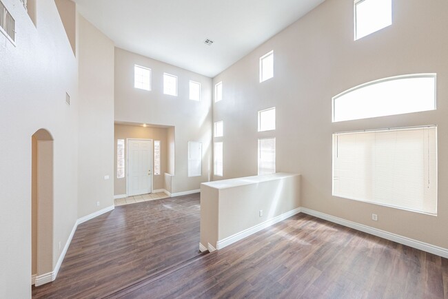 Building Photo - Gated Community House!