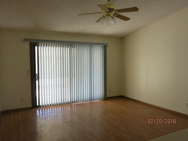 Foto del edificio - 4 bed, 2 bath, 2 car garage . Boulder City RV parking