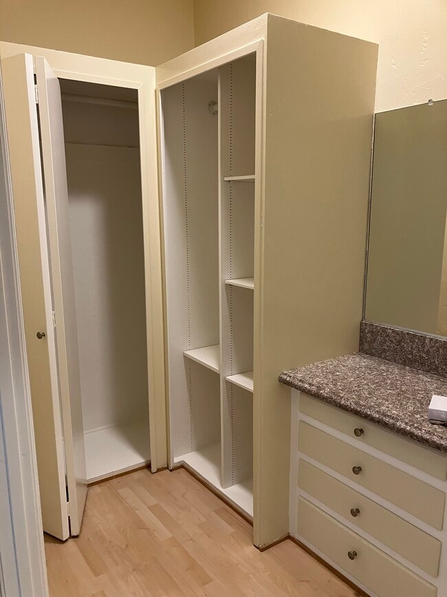 Vanity/Closet - The Larchmoyne