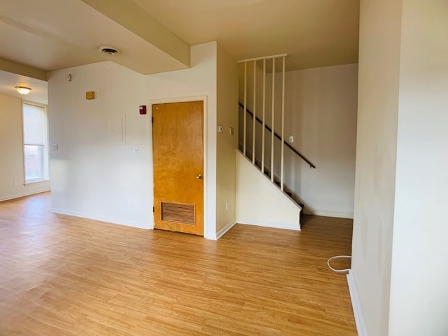 Building Photo - Lovely 2-level 2br/2ba apt