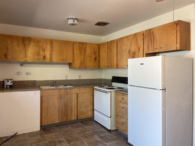 Building Photo - 2 Bedroom / 1 Bathroom Ground-Floor Apartment on SE Gladstone