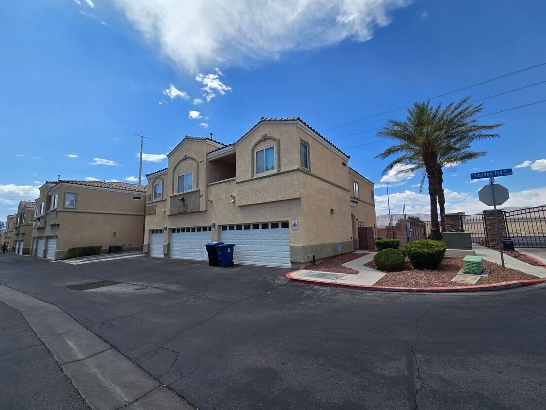 Foto principal - A Fabulous 3 Bedroom Townhouse close to NA...