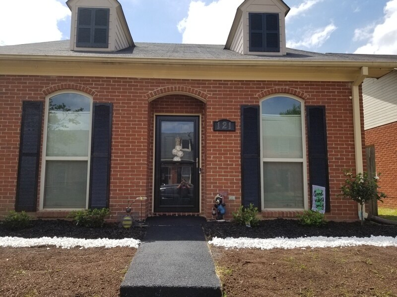 Primary Photo - 121 N Brighton Dr