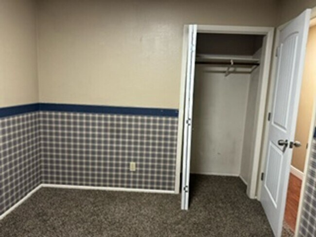 Building Photo - Spacious home