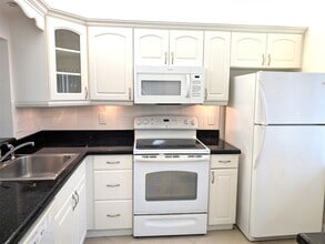 Building Photo - 6550 Somerset Dr