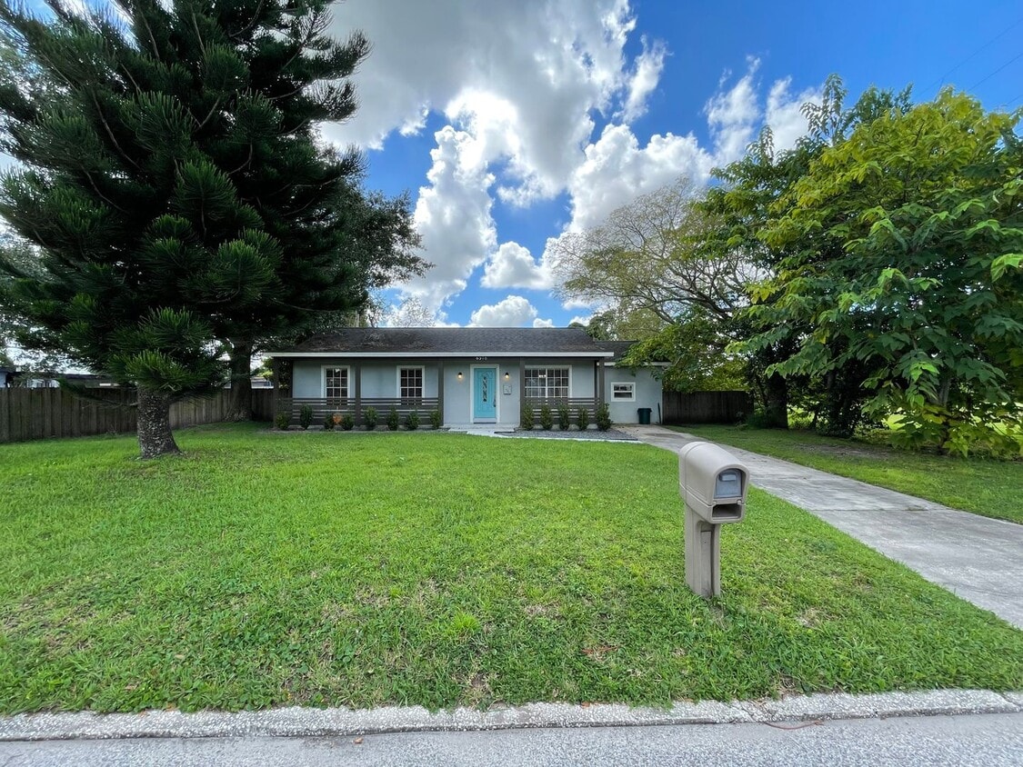 Primary Photo - 4 Bedroom, 2 Bathroom Home in Orlando!