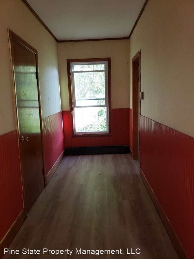 Building Photo - 3 br, 1 bath Room For Rent - 3 School Street