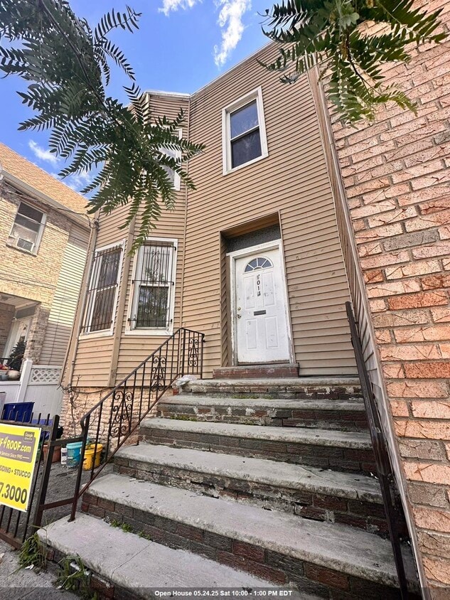 Primary Photo - 1014 Summit Ave