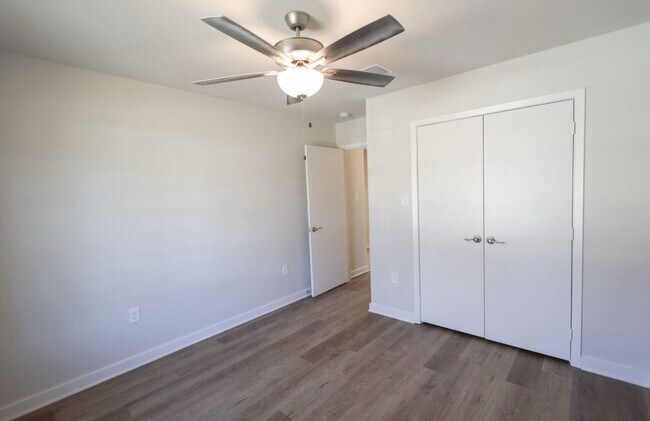 Foto del edificio - 8445 Garrett Dr
