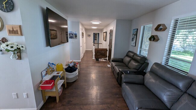 Foto del edificio - 921 Woodridge Dr