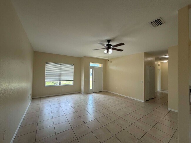 Foto del edificio - COMING SOON!!! Charming 3/2/2 car garage home in North Port