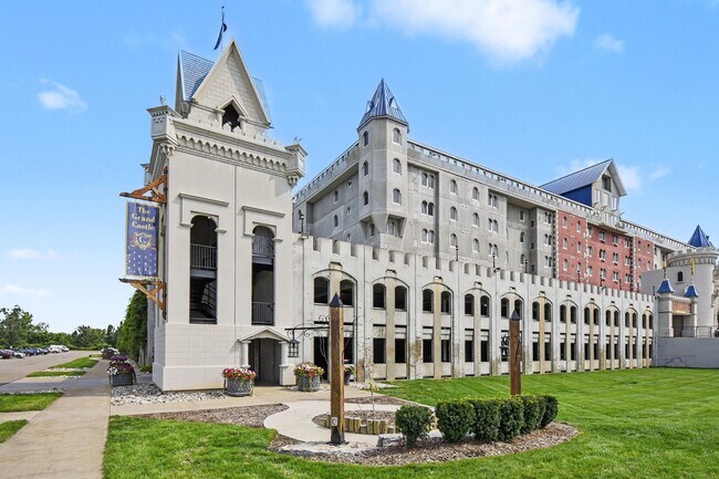 Foto del edificio - The Grand Castle Apartment Homes