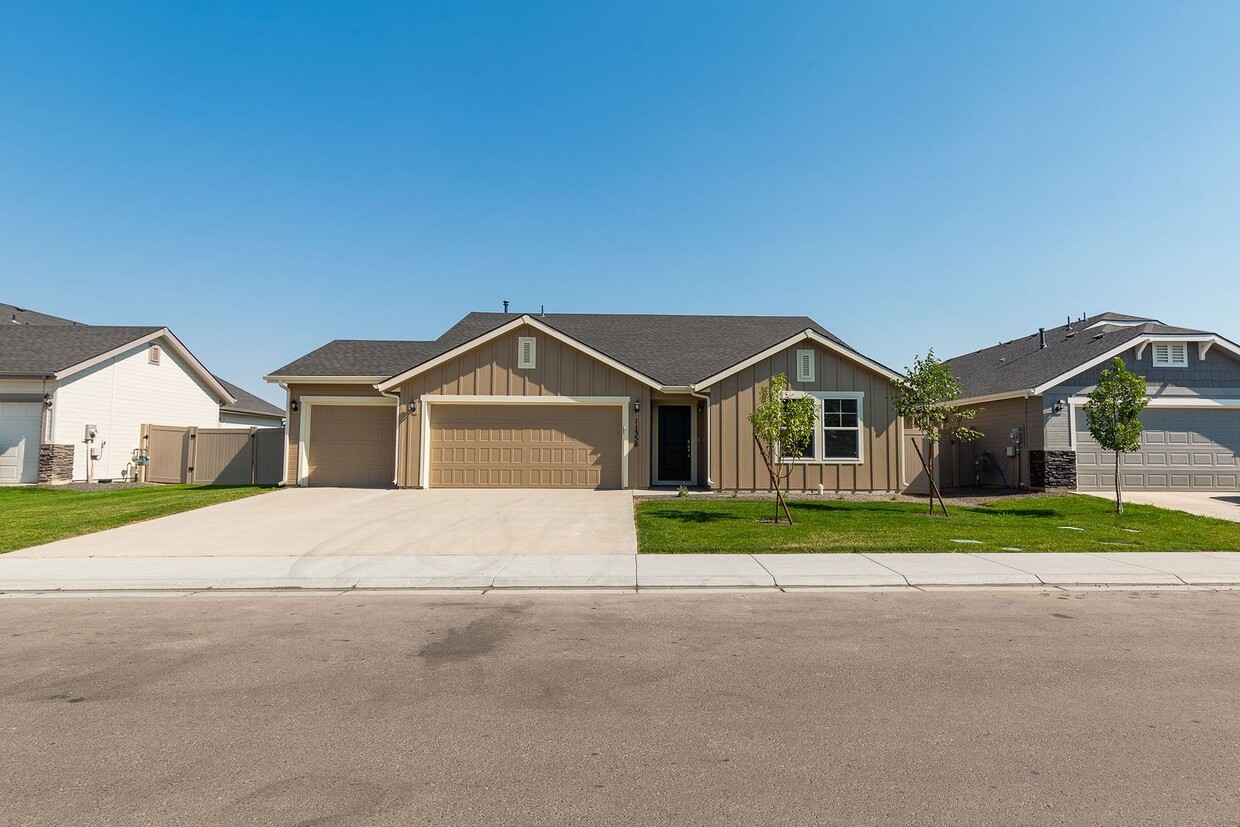 Primary Photo - Perfect location for a 4 bed 2 bath with a...