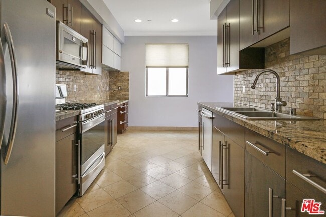 Building Photo - 4550 Coldwater Canyon Ave