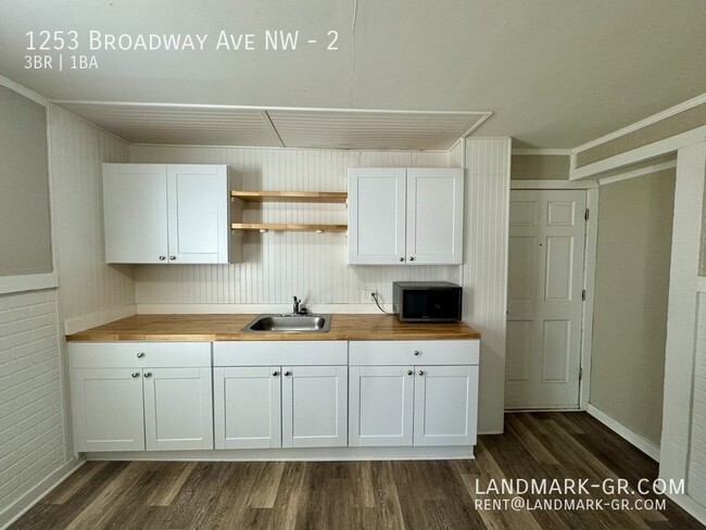 Building Photo - Updated 3 Bed/1Bath – First Month Only $995!