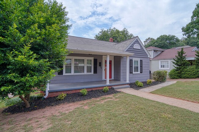Building Photo - Lovely 3 BR, 2 BA, 2 Car Garage Home Off N...