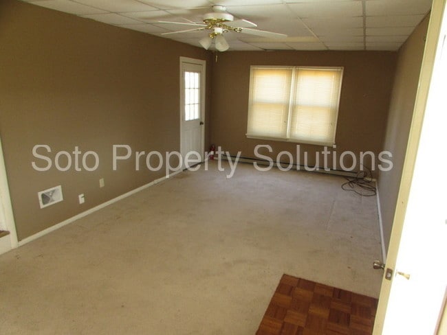 Building Photo - 600 N Parkview Dr