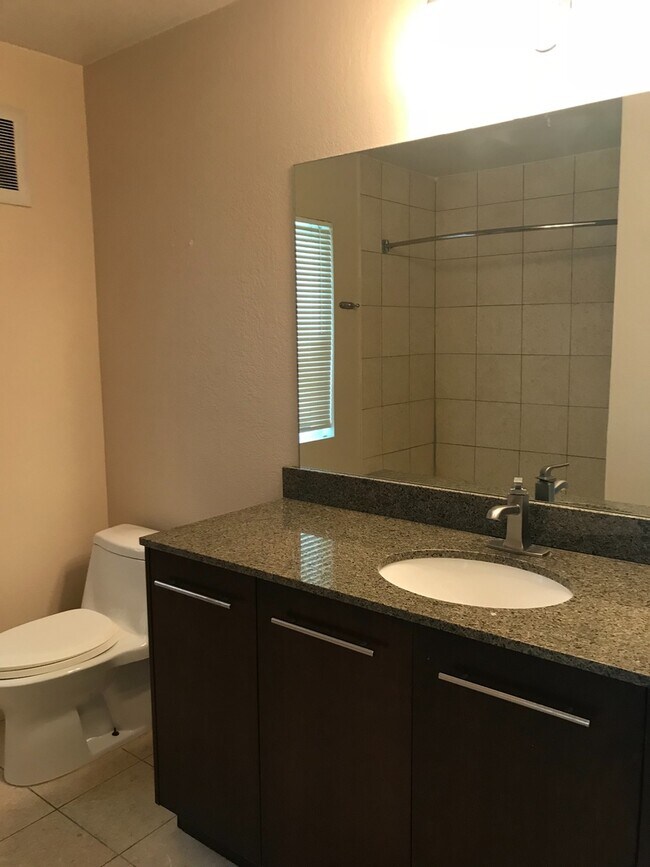Building Photo - Upgraded upstairs corner unit in the Veran...