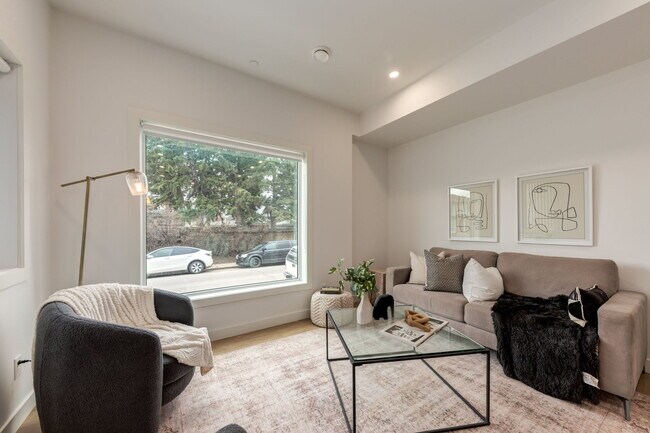 Photo du bâtiment - Move-In Special! Modern 1-Bedroom Suite in Highland Park | Pet Friendly