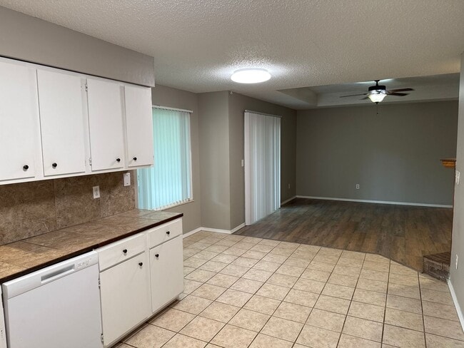 Foto del edificio - 3 Bedroom! 2 Baths! 2 Car Garage!  Kickapo...