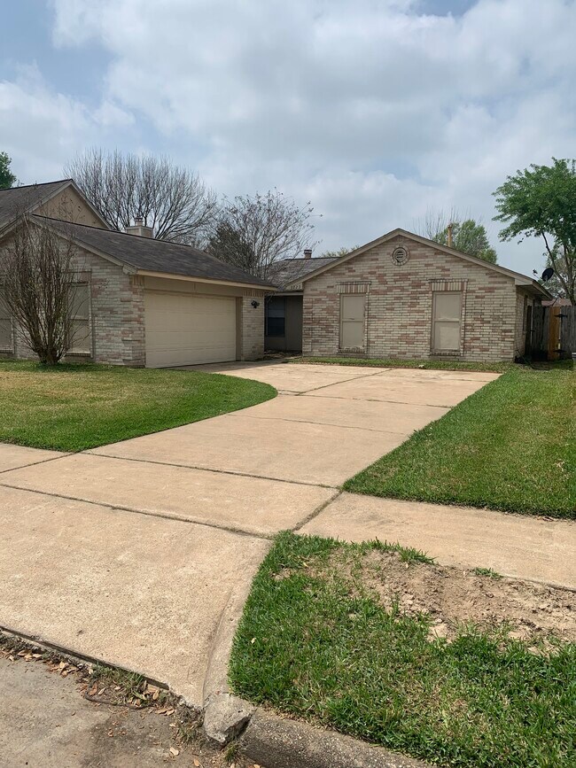 Building Photo - 3223 Windmoor Dr