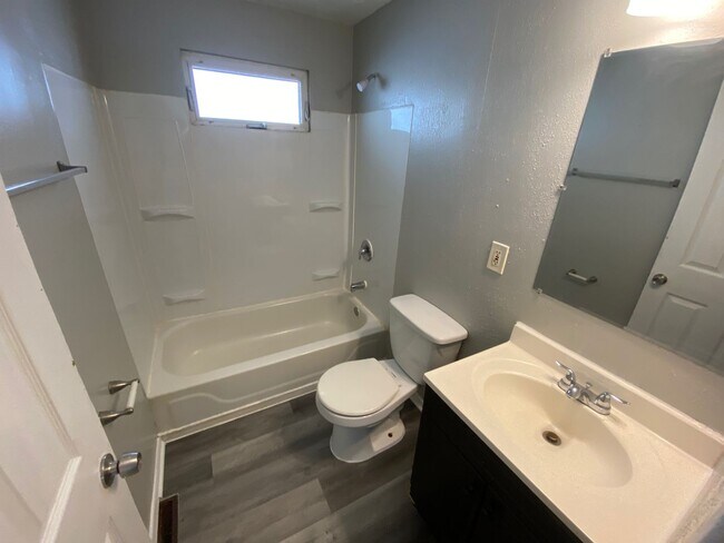 Foto del edificio - 4203 Oakwood Ave
