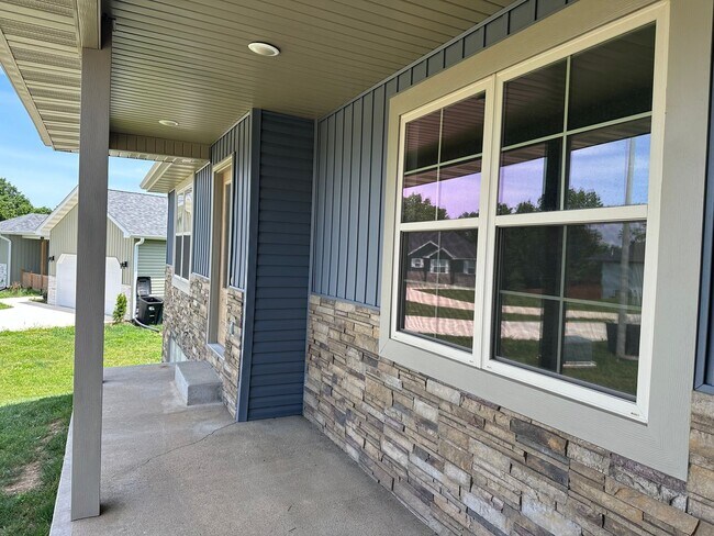 Building Photo - Now Accepting Applications – 5 BED 3 BATH | Summit Pass Subdivision | Waynesville School District