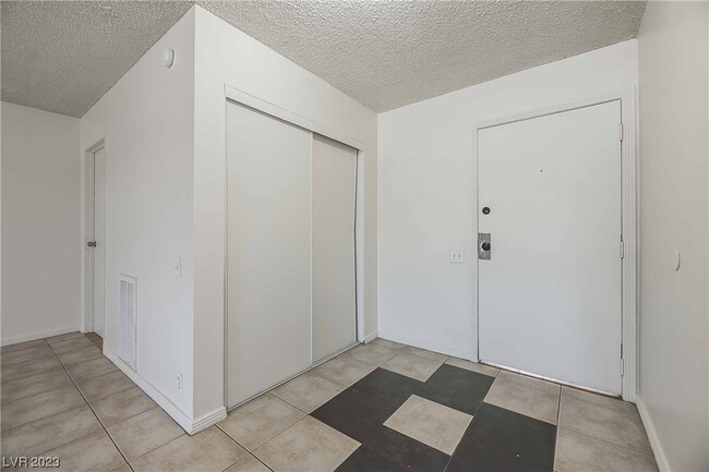 Foto del edificio - 2937 E Elm Ave