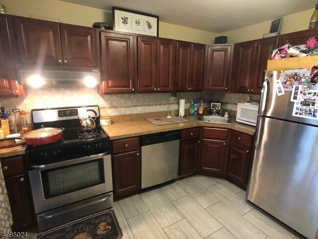 Building Photo - 418 Tall Oak Ln