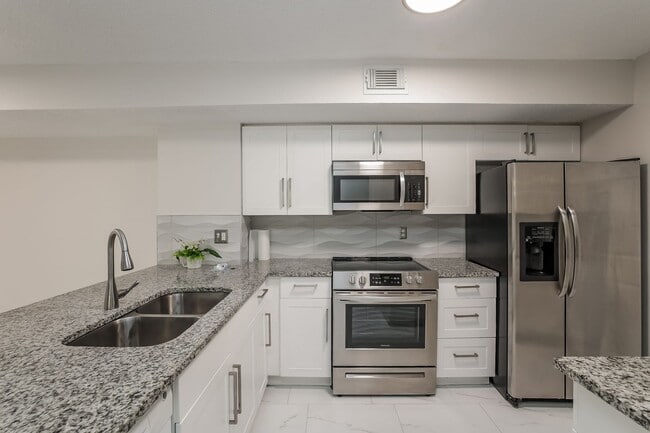 Foto del edificio - Remodeled, Move-In Ready 3-Bedroom Condo in Prime Naples Location