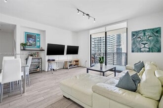 Building Photo - 999 SW 1st Ave