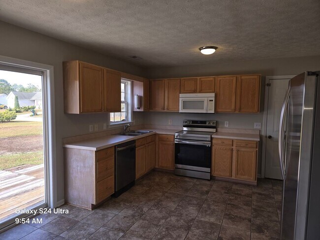 Foto del edificio - 3 Bedroom, 2 bath house with a bonus room and one car garage.