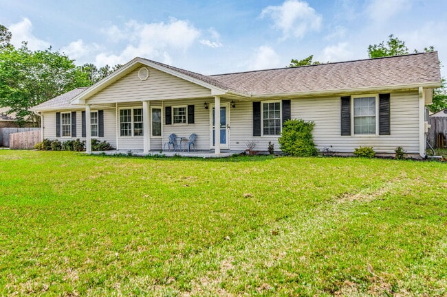 Building Photo - Welcome Home to Perdido Bay Country Club! Nestled in the heart of this picturesque community, thi...